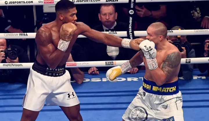 epa09488493 Anthony Joshua of Britain (L) fights Oleksandr Usyk of Ukraine (R) during their heavyweight title match at Tottenham Hotspur Stadium in London, Britain, 25 September 2021. EPA/NEIL HALL