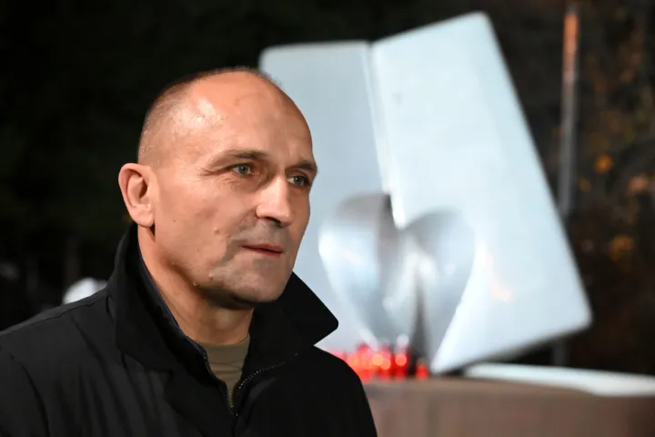 Vukovar, 17.11.2025.- Uo?i 18. studenoga, Dana sje?anja na ?rtvu Vukovara, u dvori?tu Nacionalne memorijalne bolnice "Dr. Juraj Njavro", u molitvi i s upaljenim svije?ama u ponedjeljak nave?er okupilo se mno?tvo gra?ana, odaju?i po?ast ?rtvama velikosrpske agresije na taj grad 1991. godine. Na slici potpredsjednik Vlade, ministar obrane Ivan Anu?i?. foto HINA/ Gordan Pani?/ ua