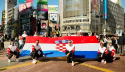 Memorijalna zastava koja se nosi u Koloni sjećanja na žrtve Vukovara i Škabrnje ove je godine dobila posebnu ulogu i simbolično "produžila svoj put" iz Hrvatske u Japan. Zastava je donirana Hrvatskom sportskom savezu gluhih, a hrvatska delegacija ju je razvila na jednom od najpoznatijih gradskih prijelaza na svijetu – Shibuya Crossingu u Tokiju.