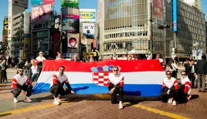 Memorijalna zastava koja se nosi u Koloni sjećanja na žrtve Vukovara i Škabrnje ove je godine dobila posebnu ulogu i simbolično "produžila svoj put" iz Hrvatske u Japan. Zastava je donirana Hrvatskom sportskom savezu gluhih, a hrvatska delegacija ju je razvila na jednom od najpoznatijih gradskih prijelaza na svijetu – Shibuya Crossingu u Tokiju.