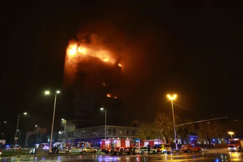 Zagreb, 18.11.2025.- Na vrhu Vjesnikovog nebodera u ponedjeljak kasno nave?er izbio je po?ar koji se pro?irio na nekoliko katova. U ga?enju po?ara sudjeluje desetak vatrogasnih vozila. foto HINA/ Lana SLIVAR DOMINI?/ ua