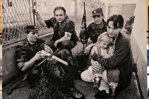 Vukovar, 16.11.2025.- U Hrvatskom domu Vukovar, u sklopu obilje?avanja Dana sje?anja na ?rtvu Vukovara, otvorena je multimedijalna izlo?ba ratne fotografije "Vukovar 91". Izlo?ba predstavlja radove Delmija Alvareza, Davida Pratta, Laurenta Van der Stockta, Stevea Chapman-Bertellija, Philippea Lobjoisa i Jean-Louisa Ravaleta, ?iji su objektivi zabilje?ili stvarnost opkoljenog grada. foto HINA/ Gordan Pani?/ gp