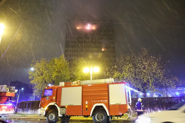 17.11.2025.  Zagreb, Pozar u Vjesnikovom neboderu. Vise od sest vozila je izaslo na teren. Photo: Matija Habljak/PIXSELL