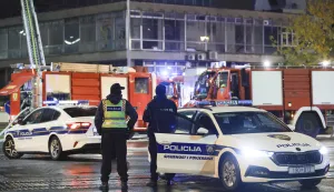 Zagreb, 18.11.2025. - Na vrhu Vjesnikovog nebodera u ponedjeljak kasno navečer izbio je požar koji se proširio na nekoliko katova. U gašenju požara sudjeluje veliki broj vatrogasaca i tehnike. foto HINA/ Lana SLIVAR DOMINIĆ/ lsd