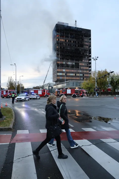 18.11.2025. - Zagreb, Hrvatska - Pozar u Vjesnikovom neboderu. Vatra se siri na nize katove. Svi vatrogasci s podrucja grada su na terenu i pokusavaju vatru staviti pod nadzor. Photo: Patrik Macek/PIXSELL