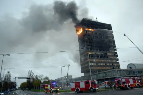 18.11.2025. - Zagreb, Hrvatska - Pozar u Vjesnikovom neboderu. Vatra se siri na nize katove. Svi vatrogasci s podrucja grada su na terenu i pokusavaju vatru staviti pod nadzor. Photo: Josip Mikacic/PIXSELL