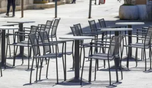 08.05.2020.., Pula - Ugostitelji u Puli pripremaju vanjske terase za otvaranje tijekom trece faze popustanja mjera.Photo: Srecko Niketic/PIXSELL