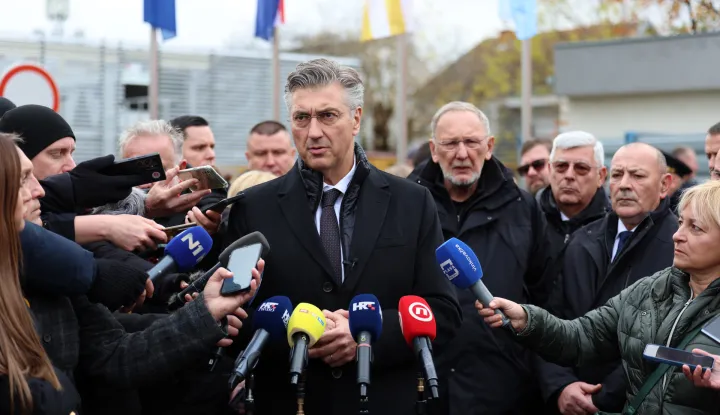 Vukovar, 18.11.2025 - Prigodni program u dvorištu Nacionalne memorijalne bolnice "Dr. Juraj Njavro" Vukovar, povodom Dana sjećanja na žrtve Domovinskog rata te žrtve Vukovara i Škabrnje. Na slici Andrej Plenković daje izjavu. foto HINA/ Damir SENČAR/ ds