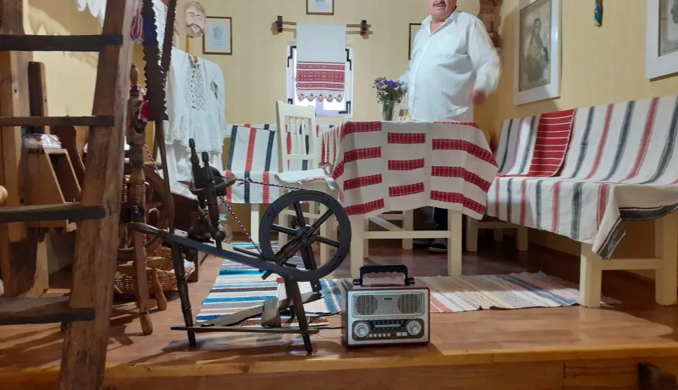 U etnosobi u stogodišnjoj kući i muška nošnja iz 1927.