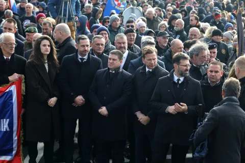 ?kabrnja, 18.11.2025 - Obilje?avanje 34. obljetnice stradanja ?kabrnje po?elo je komemorativnim programom, nakon kojega je krenula Kolona sje?anja. na slici Ton?i Glavina, Oleg Butkovi?, Josip Bilaver. foto HINA/ Zvonko KUCELIN/ ik