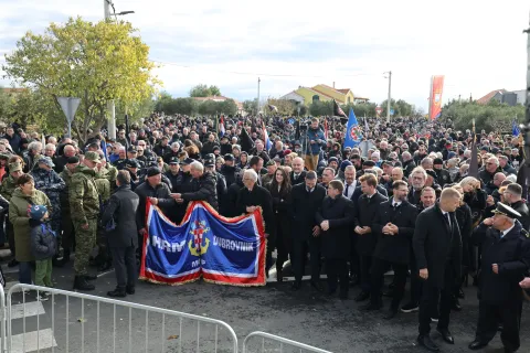 ?kabrnja, 18.11.2025 - Obilje?avanje 34. obljetnice stradanja ?kabrnje po?elo je komemorativnim programom, nakon kojega je krenula Kolona sje?anja. fot HINA/ Zvonko KUCELIN/ ik