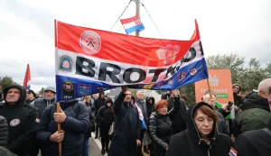 ?kabrnja, 18.11.2025 - Obilje?avanje 34. obljetnice stradanja ?kabrnje po?elo je komemorativnim programom, nakon kojega je krenula Kolona sje?anja. fot HINA/ Zvonko KUCELIN/ ik