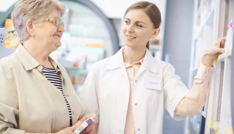 Pharmacist taking care about mature woman health lijekovi ljekarna potrošnja lijekova farmaceut farmaceutska industrija zdravlje bolest ilustracija freepik