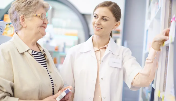Pharmacist taking care about mature woman health lijekovi ljekarna potrošnja lijekova farmaceut farmaceutska industrija zdravlje bolest ilustracija freepik