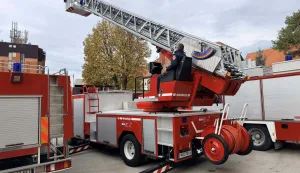 VINKOVCIJavna vatrogasna postrojba Vinkovci dobila je vrijednu donaciju od grada prijatelja, austrijskog Kufsteina. Vinkovački profesionalni vatrogasci od sada imaju na raspolaganju vatrogasno vozilo s ljestvama koje dosežu čak 37 metara.studeni 2025.