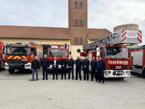 VINKOVCIJavna vatrogasna postrojba Vinkovci dobila je vrijednu donaciju od grada prijatelja, austrijskog Kufsteina. Vinkovački profesionalni vatrogasci od sada imaju na raspolaganju vatrogasno vozilo s ljestvama koje dosežu čak 37 metara.studeni 2025.