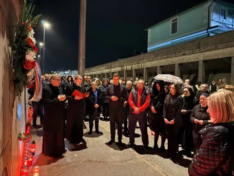 VINKOVCIVinkovčani su se i ove godine, kao i prija&scaron;njih, večer uoči obilježavanja 34. obljetnice stradanja Vukovara u agresiji JNA i srpskih paravojnih postrojbi misom i paljenjem svijeća prisjetili vukovarskih žrtava.2025.