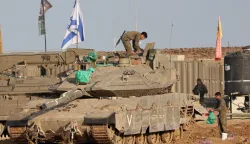 epa12532790 Israeli soldiers with their tanks gather at an undisclosed position near the border with the Gaza Strip in southern Israel, 18 November 2025, amid a ceasefire between Israel and Hamas. The UN Security Council adopted a US resolution on 17 November 2025, calling for an international stabilization force in Gaza, adhering to the framework of the United States' 'Comprehensive Plan to End the Gaza Conflict'. EPA/ABIR SULTAN