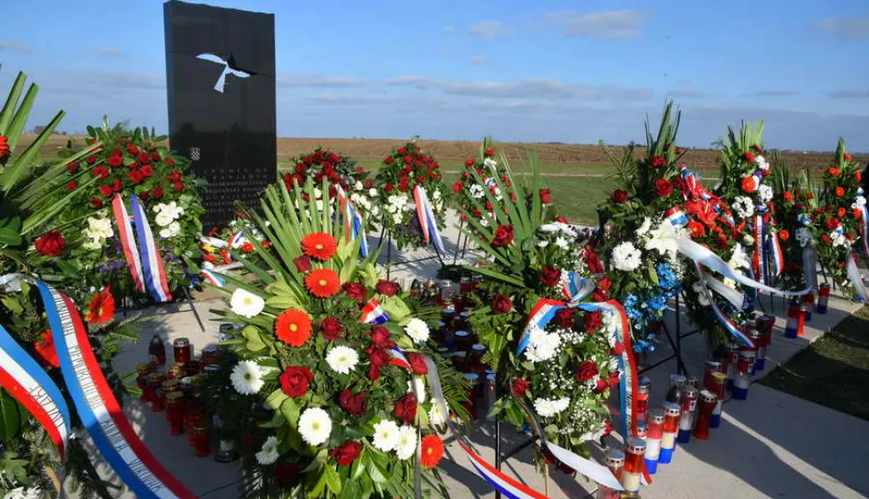 Predstavnici državnog vrha položili vijence na Ovčari