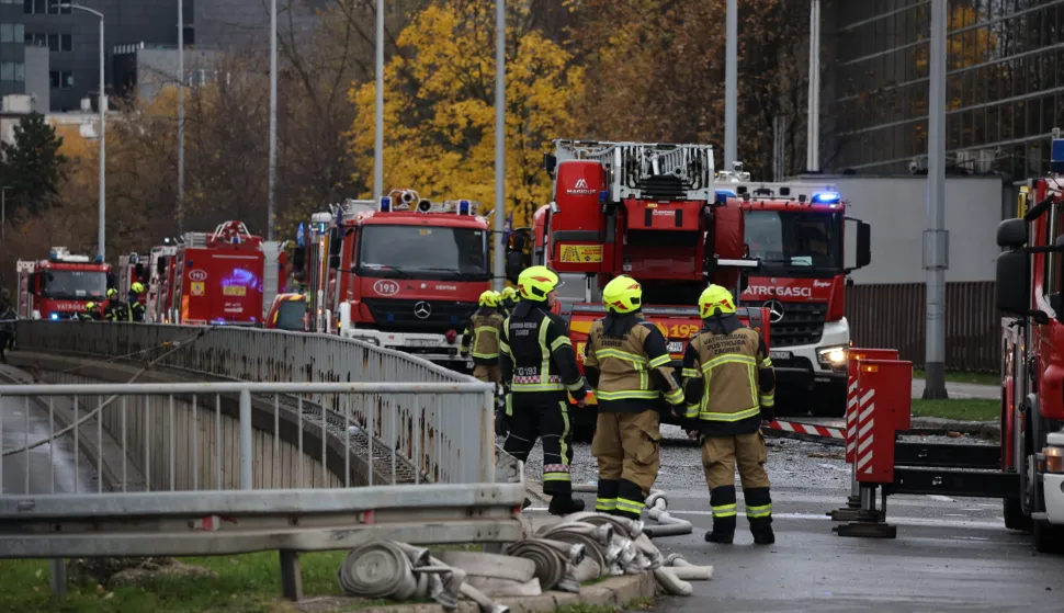 ZAGREB, 18. studenoga 2025. (Hina) - Vatrogasci su po nalogu statičara iz sigurnosnih razloga u utorak navečer napustili Vjesnikov neboder, te će pričekati jutro da se objekt ohladi kako bi nastavili s gašenjem požara, ali će na terenu ostati čitavu noć.