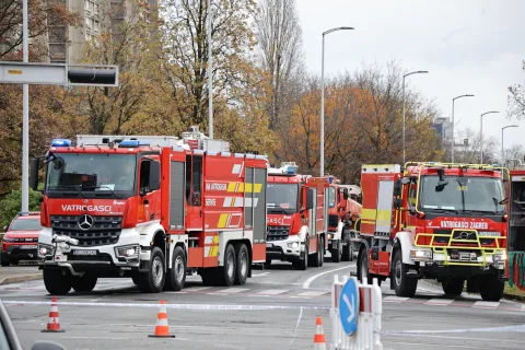 Zagreb, 18.11.2025 - Vjesnikov neboder na Slavonskoj aveniji, u kojemu je po?ar izbio u ponedjeljak malo prije pono?i, gori i u utorak ujutro, padaju dijelovi pro?elja, a s po?arom se cijelu no? bore zagreba?ki vatrogasci, procjenjuje se da ?e njegovo ga?enje potrajati cijeli dan.foto HINA/ Dario GRZELJ/ ik