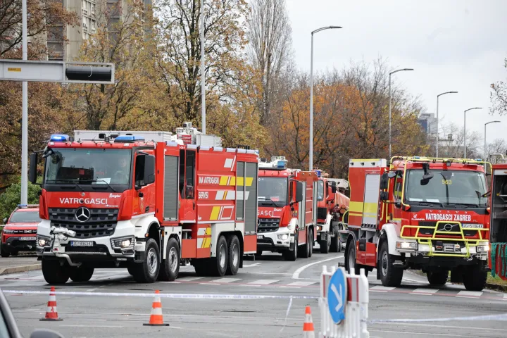 Zagreb, 18.11.2025 - Vjesnikov neboder na Slavonskoj aveniji, u kojemu je po?ar izbio u ponedjeljak malo prije pono?i, gori i u utorak ujutro, padaju dijelovi pro?elja, a s po?arom se cijelu no? bore zagreba?ki vatrogasci, procjenjuje se da ?e njegovo ga?enje potrajati cijeli dan.foto HINA/ Dario GRZELJ/ ik