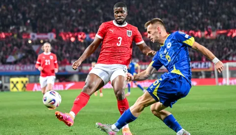 epa12534383 Kevin Danso of Austria (L) in action against Amar Memic of Bosnia & Herzegovina during the FIFA World Cup 26 UEFA qualifier between Austria and Bosnia & Herzegovina in Vienna, Austria, 18 November 2025. EPA/MAX SLOVENCIK
