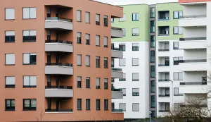 11.01.2023., Zagreb - Borovje. Pogled na arhitekturu koja okruzuje naselje Borovje. Detalji mosta Mladosti koji nam daju do znanja da je tu u blitini i rijeka Sava. Novogradnja u odnosu na jos pokoju staru gradjevinu te odnos linija arhitekture sa obliznjom toplanom ciji dimnjak u nekim kadrovima kao da izvire iz krovova obliznjih zgrada. Photo: Sanjin Strukic/PIXSELL