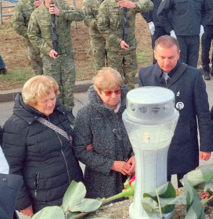 Žrtva Borova naselja za Domovinu, polaganje vijenaca - Udruga "Vukovarske majke"