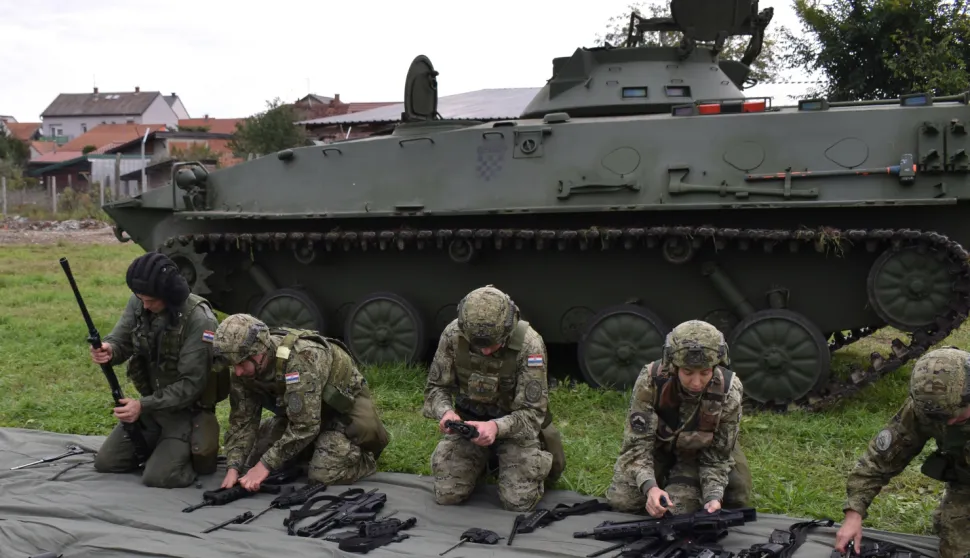 U povodu Dana oklopništva u vojarni "7. gardijske brigade Puma" u četvrtak, 2. listopada 2025., na vojnom vježbalištu "Macinka" i na strelištu "Velike Preloge" održano je tradicionalno natjecanje oklopno-mehaniziranih desetina pripadnika 2. oklopno-mehanizirane bojne "Pume" Gardijske oklopno-mehanizirane brigade.Natjecanje je osmišljeno i organizirano radi razvijanja natjecateljskog duha i zajedništva postrojbi 2. oklopno-mehanizirane bojne "Pume".ilustracija hrvatska vojska