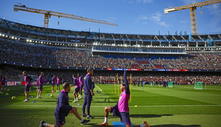 epa12510155 FC Barcelona players attend a public training session of the team at the remodeled Camp Nou stadium in Barcelona, Spain, 07 November 2025. Some 23,000 people bought tickets to the open training session of FC Barcelona, the first time opening the stadium since modernization works began in 2023. EPA/Alberto Estevez