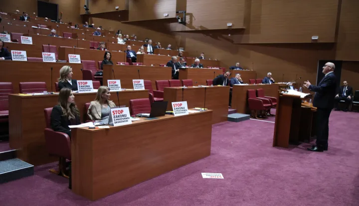 Zagreb, 19.11.2025 - Potpredsjednik Vlade i ministar prostornog uređenja, graditeljstva i državne imovine Branko Bačić drži govor u Hrvatskom saboru.foto HINA/ Denis CERIĆ /dc