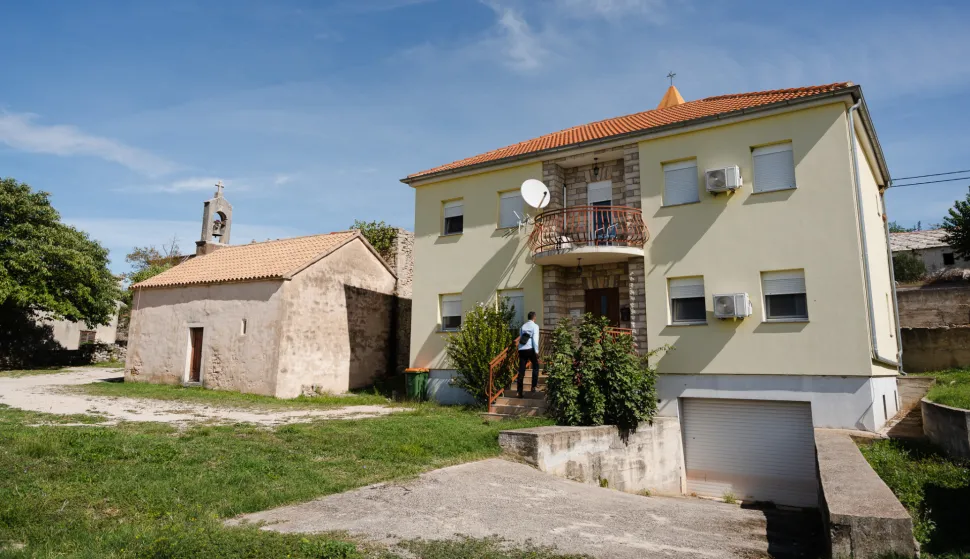 don darko marusic17.9.2024. iz župnog ureda u Perušiću Benkovačkom oduzeli su dva stolna računala, prijenosno računalo, mobitele i USB-ove