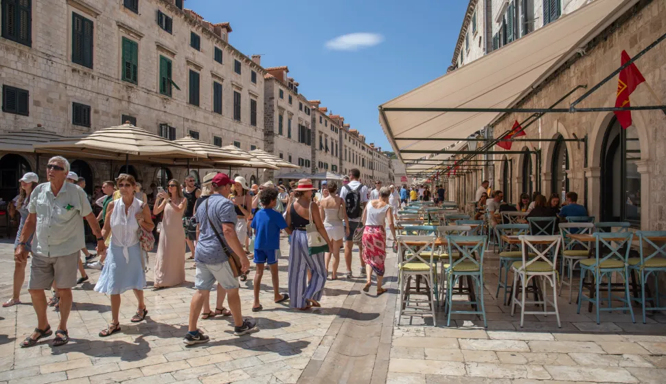 06.08.2024., Stara gradska jezgra, Dubrovnik - Turisti u obilasku gradskih znamenitosti. Photo: Grgo Jelavic/PIXSELL
