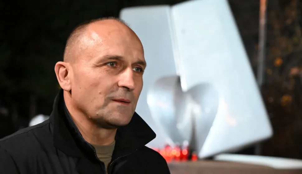 Vukovar, 17.11.2025.- Uo?i 18. studenoga, Dana sje?anja na ?rtvu Vukovara, u dvori?tu Nacionalne memorijalne bolnice "Dr. Juraj Njavro", u molitvi i s upaljenim svije?ama u ponedjeljak nave?er okupilo se mno?tvo gra?ana, odaju?i po?ast ?rtvama velikosrpske agresije na taj grad 1991. godine. Na slici potpredsjednik Vlade, ministar obrane Ivan Anu?i?. foto HINA/ Gordan Pani?/ ua