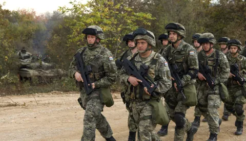 Slunj, 26.10.2012 - Ministar obrane Ante Kotromanović i načelnik Glavnog stožera OS RH general pukovnik Drago Lovrić nazočili su održavanju Dana uvaženih gostiju vježbe postrojbi HKoV-a "UDAR -12/22".foto FaH/ Mladen VOLARIĆ /ds