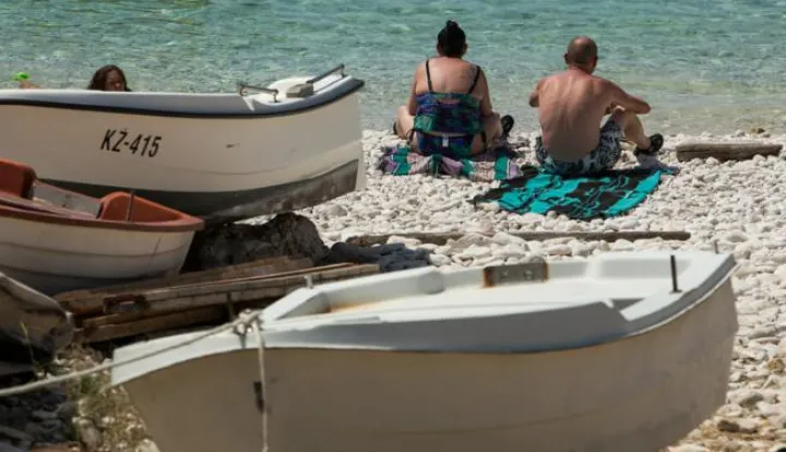 12.08.2019., Marinje Zemlje, Vis - Plaza Mala Travna je mala plaza na juznoj strani otoka koja ima malo zalo od velikih bijelih oblutaka i duge velike stjenovite ploce na kojima se moze suncati. Uvali je tesko prici sa kopnene strane pa je Mala Travna pravi mali raj za jedrilicare. Photo: Filip Kos/PIXSELL