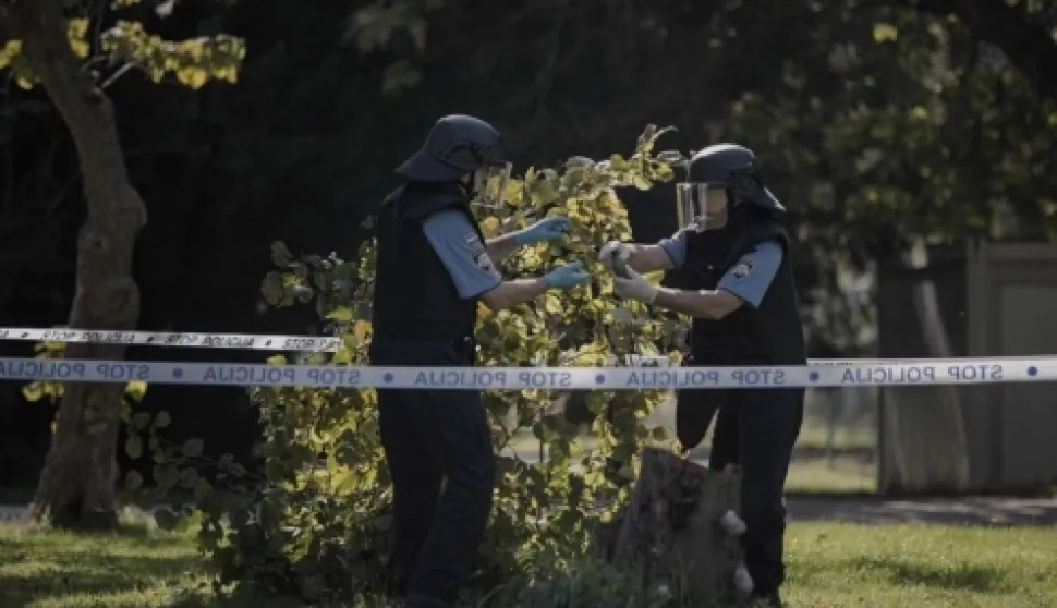 Operativno dežurstvo I. policijske postaje Osijek u ponedjeljak je u 14.14 sati zaprimilo dojavu da su u napuštenoj zgradi u Stepinčevoj ulici u Osijek pronađene dvije eksplozive naprave.