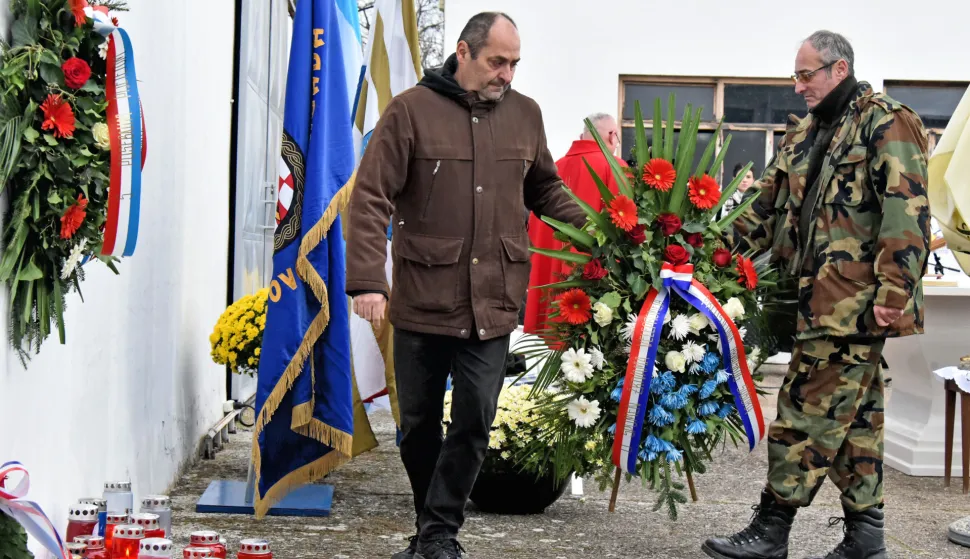 Vukovar, 20.11.2024.- Povodom obilje?avanja Dana sje?anja na ?rtvu Vukovara 1991. i 33. godi?njice stradanja toga grada u Domovinskom ratu, polaganjem vijenca i paljenjem svije?a te misom kod Spomen plo?e u dvori?tu vukovarskog Veleprometa odana je po?asi ?rtvama ubijenim u zarobljeni?kom logoru Velepromet. Na slici bra?a ?vraka, koji su bili zato?eni u Veleprometu 1991. foto HINA/ Gordan Pani?/ ua
