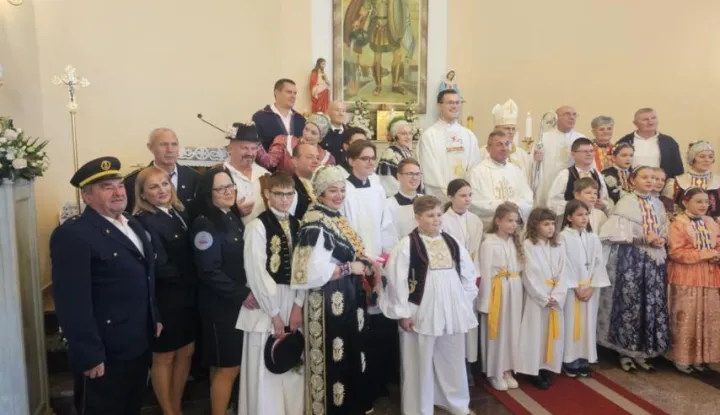 BEKETINCIU povodu proslave 50. obljetnice izgradnje crkve sv. Florijana u Beketincima, filijale Župe sv. Josipa Vuka, svečano euharistijsko slavlje u crkvi svečarici predvodio je đakovačko-osječki nadbiskup Đuro Hranić. studeni 2025.