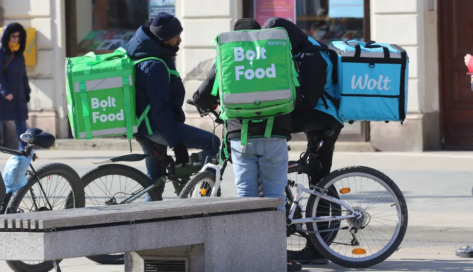 Osijek, 21. 02. 2025, Trg Ante Starčevića, dostavljači, strani radnici, Bolt, Wolt, Slobodnjak, ilustracijasnimio GOJKO MITIĆ
