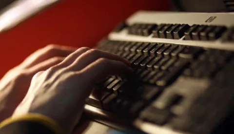 Rijeka, 17.2.2012. (Ilustracija) - Na upanijskome sudu u Rijeci podignuta je optunica protiv 17 hrvatskih dravljana koje se tereti da su se nazakonito okoristili na automatima za igre na sreću, to jest da su počinili vie kanjivih djela udruivanja radi počinjenja kaznenih djela, računalne prijevare i pranja novca te da su tako vie tvrtaka otetili za najmanje 1,8 milijuna kuna, izvijestio je danas Ured za suzbijanje korupcije i organiziranoga kriminala (USKOK). foto FaH/ Damir SENČAR/ ua