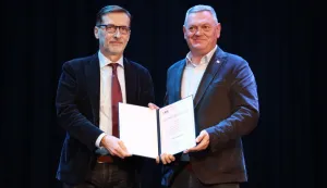 Na književnoj manifestaciji "Kraljevstvo riječi" u Tomislavgradu Miri Gavranu uručena je nagrada za najbolji povijesni roman u suvremenoj hrvatskoj književnosti  