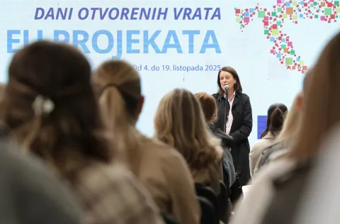 Osijek, 09. 10. 2025., Trg slobode, Dan otvorenih vrata, EU projekti, studenti, predavanje, mišljenje studenata, rasprava, Anamarija Matić KardošSNIMIO BRUNO JOBST