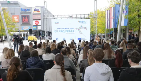 Osijek, 09. 10. 2025., Trg slobode, Dan otvorenih vrata, EU projekti, studenti, predavanje, mi&scaron;ljenje studenata, raspravaSNIMIO BRUNO JOBST