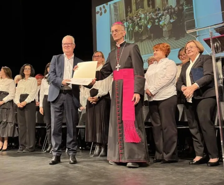 VINKOVCIMje&scaron;oviti pjevački zbor "Sv. Cecilija" vinkovačke Župe sv. Euzebija i Poliona akademijom i velikim koncertom u dvorani Gradskog kazali&scaron;ta "Joza Ivakić" proslavio je 100 godina postojanjastudeni 2025.
