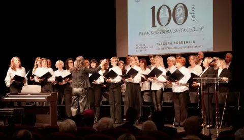 VINKOVCIMješoviti pjevački zbor "Sv. Cecilija" vinkovačke Župe sv. Euzebija i Poliona akademijom i velikim koncertom u dvorani Gradskog kazališta "Joza Ivakić" proslavio je 100 godina postojanjastudeni 2025.