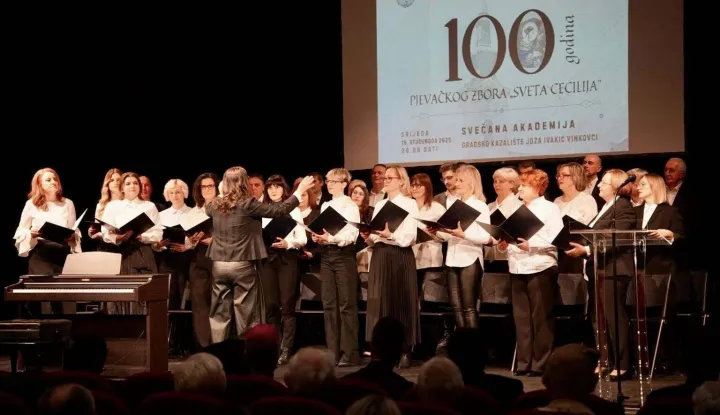VINKOVCIMješoviti pjevački zbor "Sv. Cecilija" vinkovačke Župe sv. Euzebija i Poliona akademijom i velikim koncertom u dvorani Gradskog kazališta "Joza Ivakić" proslavio je 100 godina postojanjastudeni 2025.