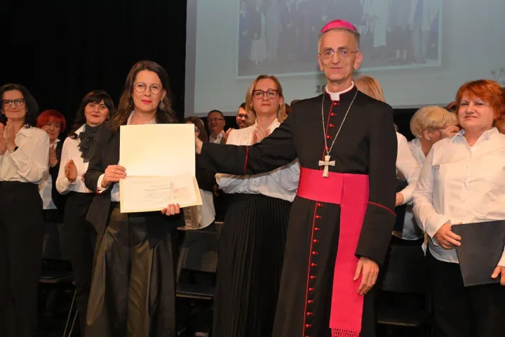 VINKOVCIMje&scaron;oviti pjevački zbor "Sv. Cecilija" vinkovačke Župe sv. Euzebija i Poliona akademijom i velikim koncertom u dvorani Gradskog kazali&scaron;ta "Joza Ivakić" proslavio je 100 godina postojanjastudeni 2025.