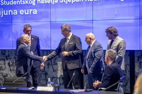 Zagreb, 20.11.2025 - Predsjednik Vlade Andrej Plenković sudjelovao je na svečanosti uručivanja ugovora za modernizaciju studentskog smje&scaron;taja, uz ravnatelja SAFU-a Dragana Jelića i ministra Radovana Fuchsa uručili su ugovore predstavnicima sveučili&scaron;ta u Zagrebu, Slavonskom Brodu, Zadru, Rijeci i Splitu te veleučili&scaron;ta u Karlovcu i u Gospiću. Na fotografiji Andrej Plenković, Radovan Fuchs.foto HINA/ Daniel KASAP/ dk